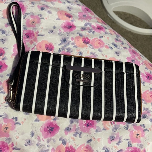 Guess zip around wallet wristlet - Picture 2 of 7